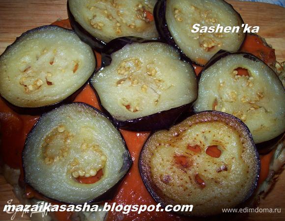 Сверху выкладываем баклажаны и смазываем соусом бешамель. (Как готовить Бешамель - Лук нарезать полукольцами, залить молом, добавить лавровый лит и довести до кипения. Снять с огня, накрыть крышкой и дать настоятся в течении 10 минут. Затем процедить. Далее в сотейнике разогреваем сливочное масло и обжариваем муку до золотистого цвета, примерно 2 минуты. Далее непрерывно помешивая тонкой струйкой вливаем молоко. Доводим до кипения и солим, перчим. Варим на слабом огне 20 минут. готовый соус процедить через сито.)