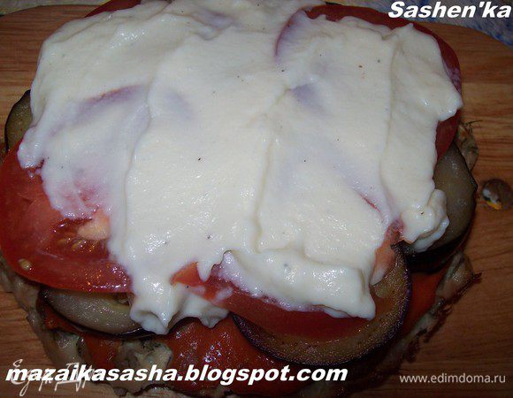 Далее выкладываем тонко нарезанные помидоры. Смазываем бешамель. Далее слой тонко нарезанного отварного картофеля. Смазываем бешамель. Далее опять слой помидоров и опять соус бешамель. На помидоры крадем слой баклажанов, которые мы смазываем томатным соусом и накрываем второй котлетой.