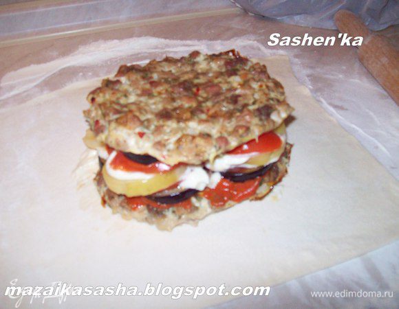 Слоеное тесто раскатываем, но не очень тонко. В середину ставим нашу запеканку - пирамиду.  Режем тесто от замеканки к краю...шириной примерно 5 см, так что бы получились полосочки.