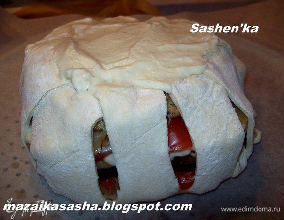 Эти полосочки мы поднимаем вверх фомирую тем самым корзинку. Верх смызываем бешамель и выкладываем на противень.