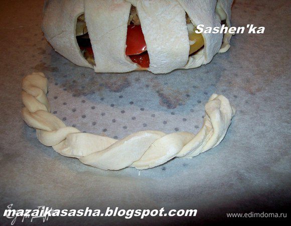  Теперь ручка для корзинки. Возьмите 2 жгута из слоеного теста и переплетите их между собой. Сложите на противень дугой, так что бы ручка после выпечки подошла к размерам нашей корзинки. Отправляем в заранее разогретую духовку до 200-220 гр. на 15 минут, т. е. до золотистого цвета. 