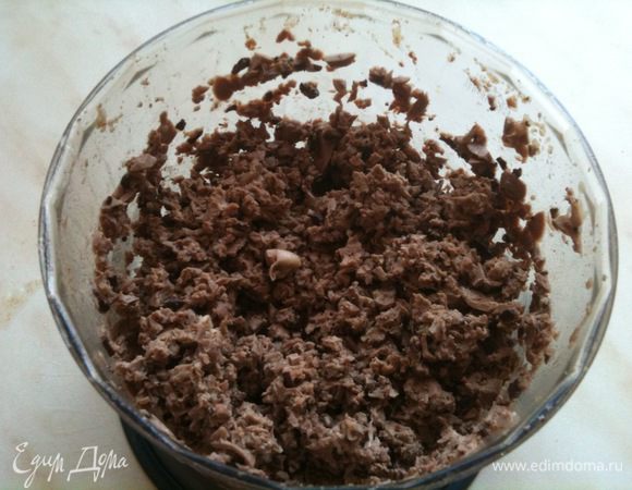 Куриные сердечки отварить до готовности и изельчить в блендере или пропустить через мясорубку...