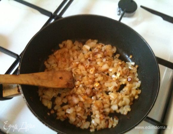 Лук обжарить на растительном масле до золотистости...