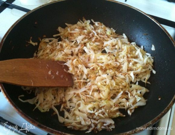 Капусту нашинковать и тоже обжарить на растительном масле до золотистости...