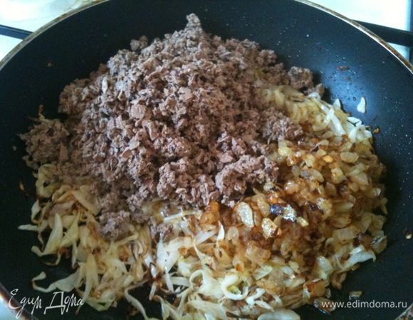 Смешать все составляющие начинки, посолить, поперчить по вкусу...