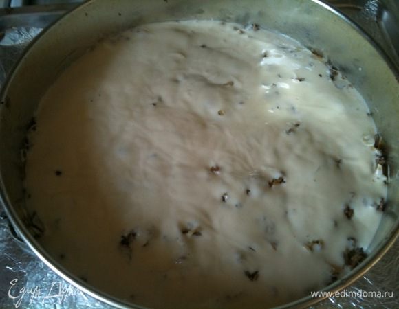 На начинку выложить оставшееся тесто, аккуратно разровнять...