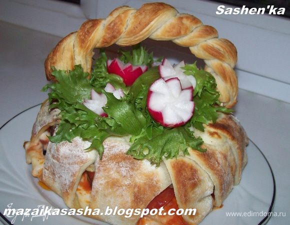 Вот наша запеканка готова, а теперь начинается самое интересное.))..превращение запеканки в корзину с цветами. Для начала ставим ручку. Что бы прикрепить к корзинке ручку, в основание ручки вставьте несколько зубочисток с кажной стороны и прикрепите ручку к корзинке. Для украшения я взяла листья салата "Фриллис" и редис из которого вырезала цветочки. Редис до украшения  должен находится в ледяной воде, тогда он будет очень вкусным и хрустящим.