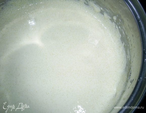 Отделяем желтки от белков. Желтки растираем с сахаром до побеления и увеличения в  объеме.