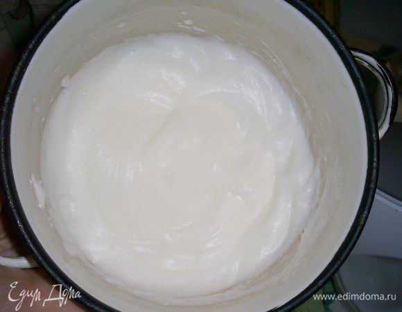 Белки взбиваем до твердых пиков.
