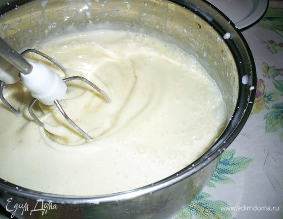 Смешиваем взбитые желтки с молочно-мучной смесью. Взбиваем на небольшой скорости до однородности смеси.