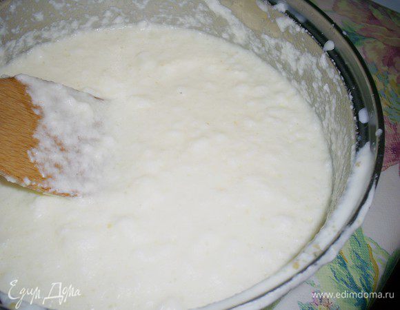 В полученную массу добавляем взбитые белки и аккуратно перемешиваем лопаткой.