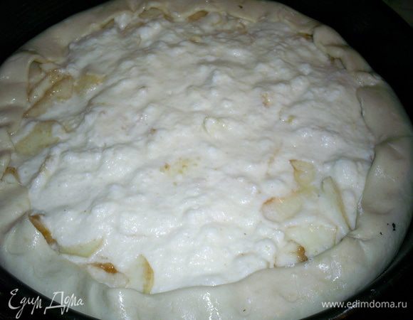 Заливаем яблоки кремом. Края бортиков загибаем на начинку.