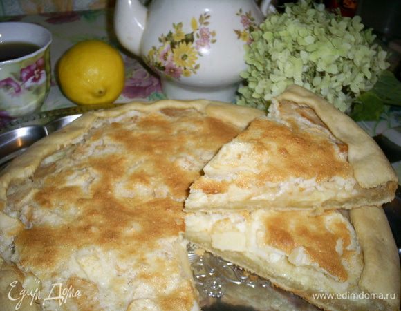 Даем немного остыть и вынимаем из формы. Пирог вкусный и в теплом и в холодном виде. Угощайтесь, приятного аппетита!