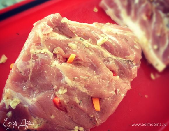 Мясо тщательно натереть солью, перцем. Сделать надрезы и нашпиговать морковью, болгарским перцем (если хотите чесноком, оливками). Я решила пустить в ход эксперимент и взяла 2 куска мяса и сделал их немного по- разному), поэтому 2-ой кусочек я вдобавок посыпала сверху прованскими травами. 