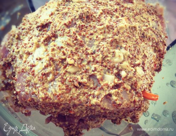 Обмазываем мясо французской горчицей и прошу не экономить, так как в последствии она образует некую корочку если можно так сказать. 