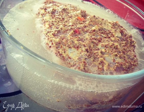 Теперь самое интересное) Складываем мясо в глубокую чашу и!!! заливаем газированной минеральной водой. Поливать лучше разумеется сбоку,чтобы не смыть всё горчицу :) Оставляем мясо минимум на 5 часов. Минералка делает мясо очень нежным за счёт пузырьков воздуха. 