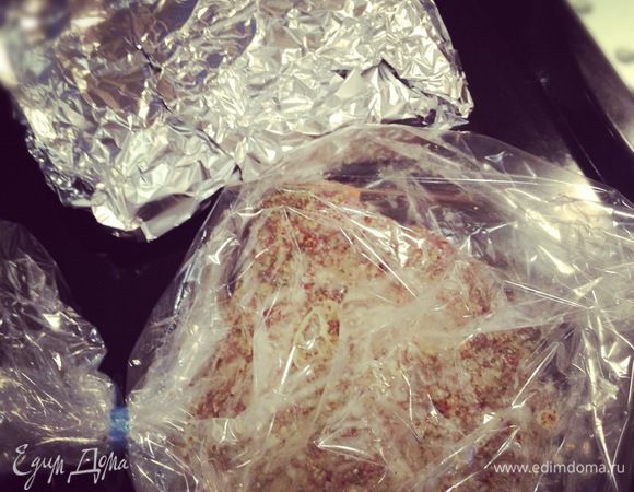 По прошествии времени достаём мясо и здесь эксперимент нашёл своё продолжение. 1 кусочек я хорошо укутала в фольгу, а 2-ой запекала в рукаве. На противень с мясом следует налить воды и поставить на 1 час в духовку при 180-200 градусах. Когда час истёк, перевернуть мясо и снова оставить запекаться минут на 40-60. 