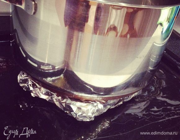 Когда время истекло, достаём кусочки и то мясо, что запекалось в фольге я положила под пресс. Под прессом оно у меня находилось ночь ) Это для того, чтобы резать его было удобно и оно не разваливалось на волокна.