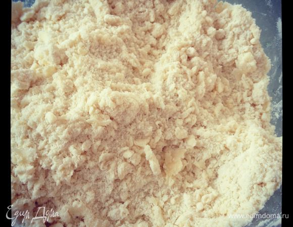 Холодное сливочное масло трём на крупной тёрке и перетираем в крошку с 2 стаканами муки. 