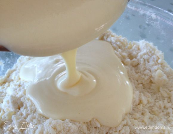 Вливаем яичную смесь к муке и хорошенько смешиваем. Тесто в конечном итоге не должно прилипать к рукам. 
