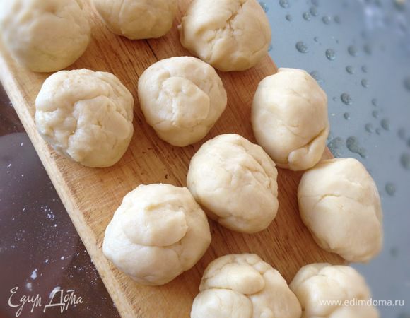 Разделить тесто на части и отправить в холодильник на 1.5-2 часа. 