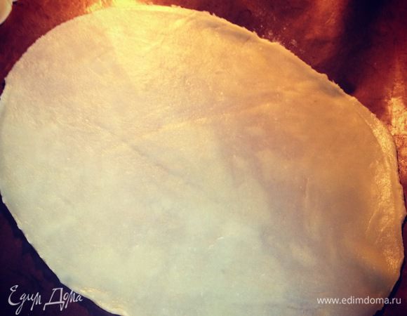 По прошествии времени достаём по одному шарику и раскатываем тесто. Для того, чтобы коржи были ровными я обводила ножом тарелку, а остатки теста выпекала с коржами для посыпки. 