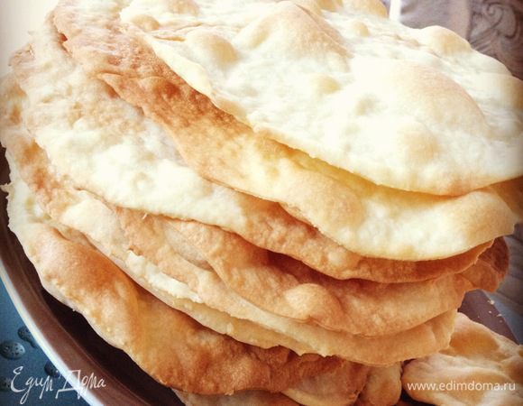 Выпекаются коржи довольно быстро, около 7-10 минут.