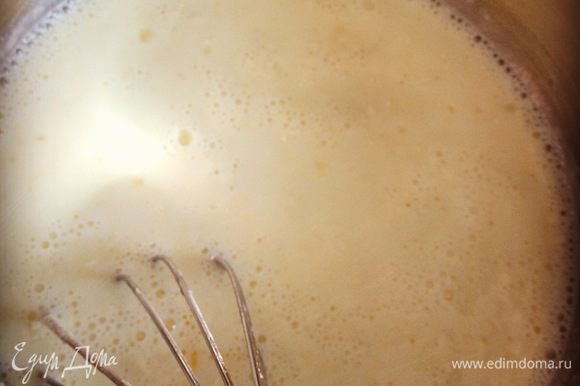 Для крема растереть яйца и сахар до бела в кастрюле, добавить молоко, сахар и ванильный сахар, муку и крахмал. Ставим всё это на медленный огонь. Смесь не должна кипеть! В течение приготовления постоянно помешиваем крем.