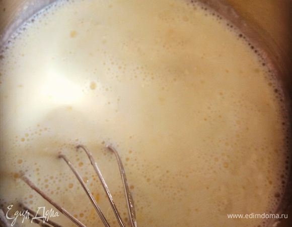 Для крема растереть  яйца и сахар до бела в кастрюле, добавить молоко, сахар и ванильный сахар, муку и крахмал. Ставим всё это на медленный огонь. Смесь не должна кипеть! В течение приготовления постоянно помешиваем крем.