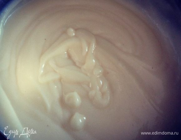 Когда крем достиг густоты сметаны убираем его с огня и после остывания добавляем сливочное масло.