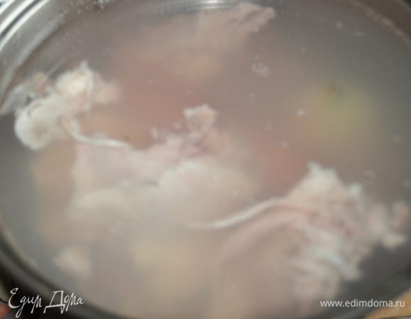 Куриные спинки вымыть, залить водой, поставить варить на не большой огонь, добавив очищенные лук и морковь, довести до кипения,
снимая пену и варить 25-30 минут до готовности спинок.