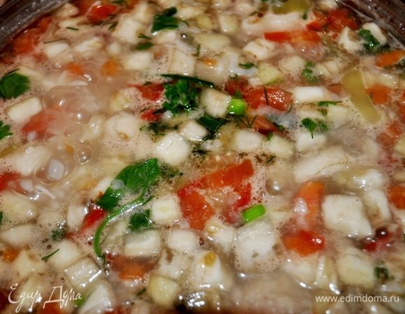 Спинки сварились? Достать их из бульона, дать остыть,
отделить мясо от костей, мясо убрать в сторону.
Лук удалить,а морковь достать и нарезать соломкой.
Рис промыть.
В кипящий бульон поочерёдно закладывать:
нарезаный лук, затем рис,дать поварится минут 10,
затем добавить картофель,перец,баклажаны,как только рис и картофель будут готовы положить морковь,помидоры,добавить куриное мясо и варить суп 12-15 минут. Посолить по вкусу.
В последнюю очередь добавить мелко нарезанные зелень и чеснок,
закрыть суп крышкой, убрать с огня. Дать постоять 5 минут.