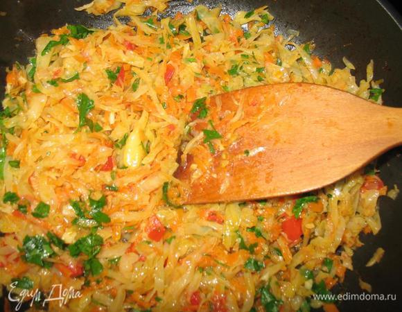 Готовим начинку.Капусту шинкуем соломкой, лук  и помидоры мелко режем,Морковь трем на крупной терке.Жарим овощи до готовности, в конце добавляем мелко нарезанный чеснок и зелень.Солим по вкусу.