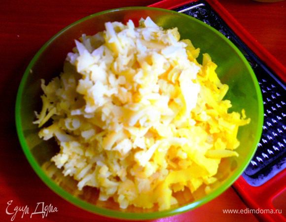 Картофель (у меня 4 небольших) натереть на крупной тёрке.