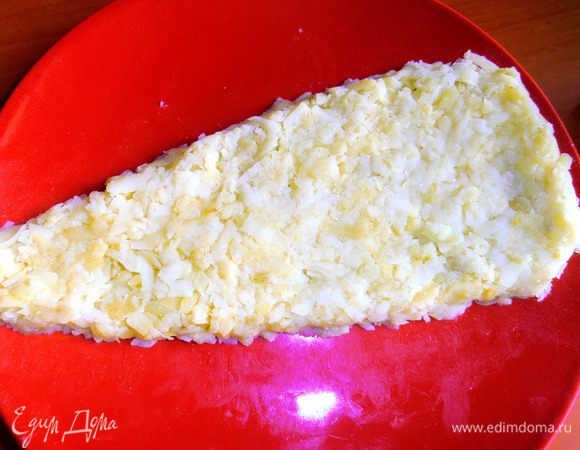 Выложить на большое блюдо и сформировать руками основу морковки.