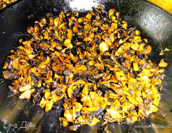 Обжариваем грибы в растительном масле с приправами и солью.