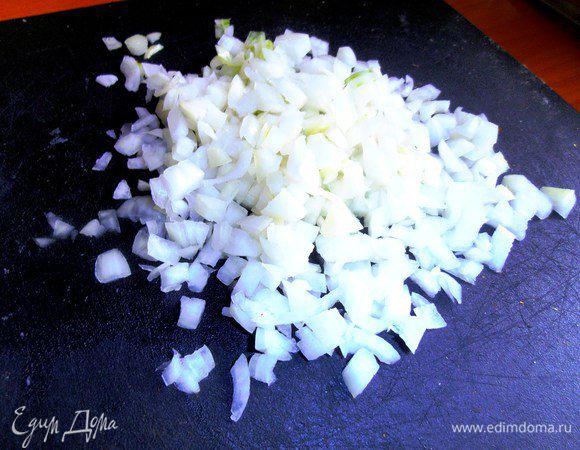Лук репчатый нарезаем мелко...
