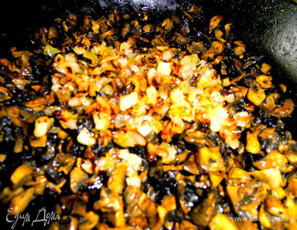 Соединяем лук с грибами,перемешиваем...