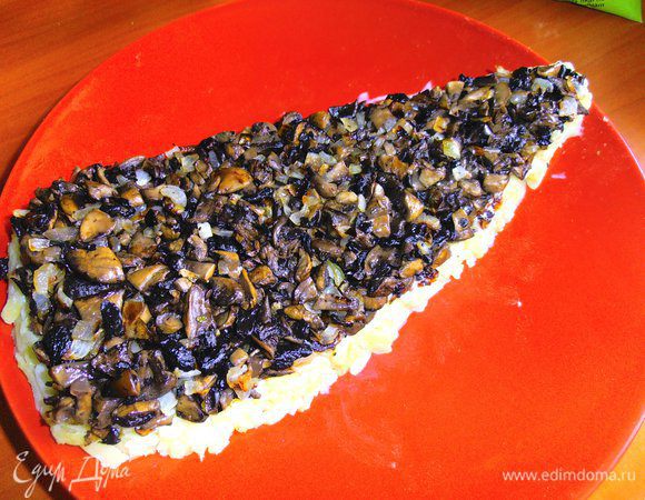 Выкладываем на картофельный слой.