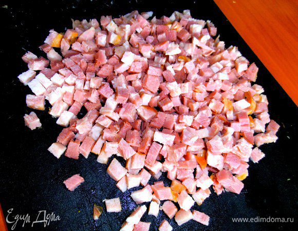 Ветчину нарезаем кубиками (жиринки убираем, отдаём коту!)