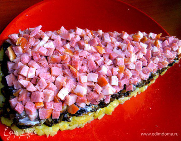 Выкладываем на грибы, слегка приминаем!