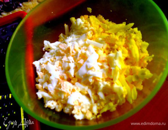 Яйца заранее отварить, остудить и натереть на крупной тёрке.