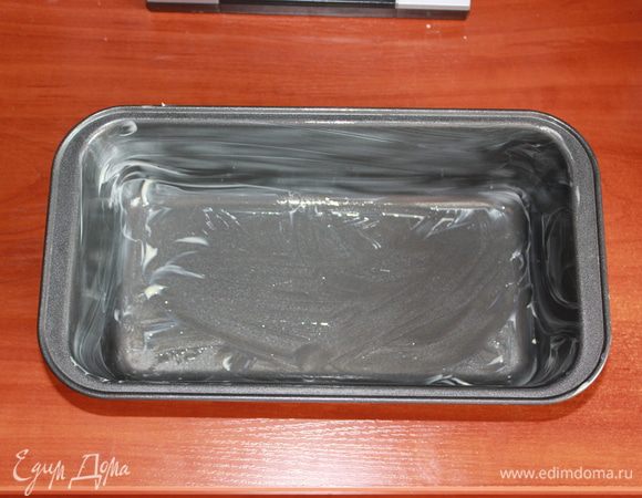 Форму смазать половинкой чеснока и кусочком сливочного масла. 
