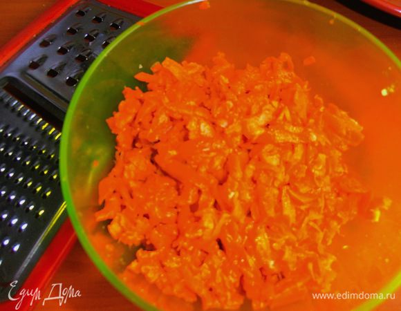 Морковку(у меня 4 маленьких) натереть на крупной тёрке.