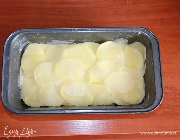 Смешать сметану с жирными сливками, посолить по вкусу. На дно формы уложить слой картофеля. Полить сливочным соусом. Каждый раз чередовать слои (ломтики картофеля, сливочный соус и т.д.). 