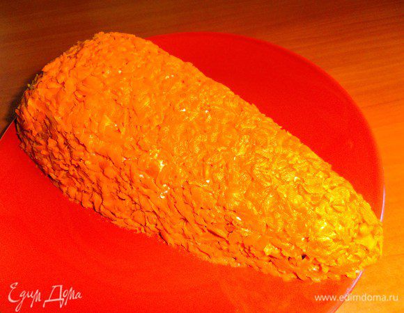 Внимание! Это самый важный слой, поэтому наносим внимательнее,чем все остальные и стараемся сей яркий овощ распределить равномерно по всей поверхности!