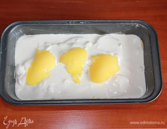 Сверху положить кусочки сливочного или топленого масла. Поставить в хорошо разогретую до 190 градусов духовку на 15 минут, затем убавить температуру до 170 градусов и готовить примерно 45-60 минут в зависимости от вашей духовки и размера формы. Следить за тем, чтобы запеканка не подгорела сверху. Я поставила на нижний уровень духовки. 