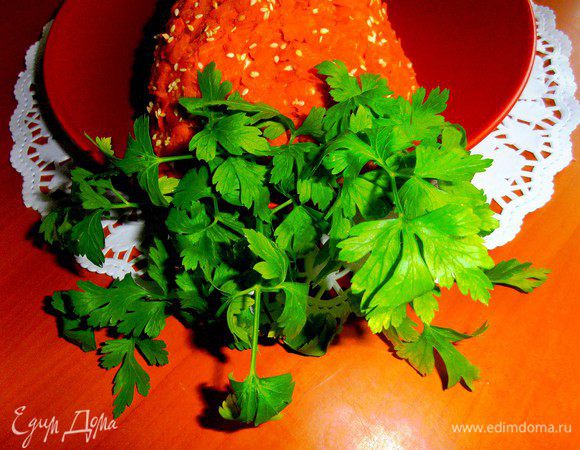 Веточки петрушки вставляем вместо хвостика морковки...