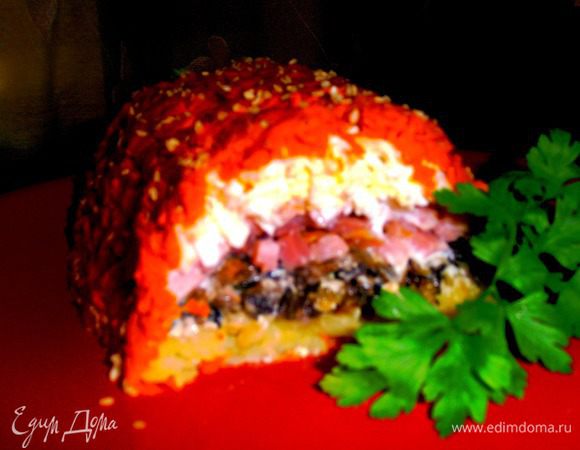 Отрезаем и накладываем лопаточкой, чтобы каждый получил все слои!