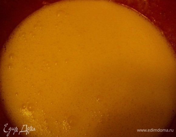 Взбить миксером яйца с сахаром и размягченным сливочным маслом. Орехи измельчить (не очень мелко), шоколад потереть на терке или измельчить в блендере.